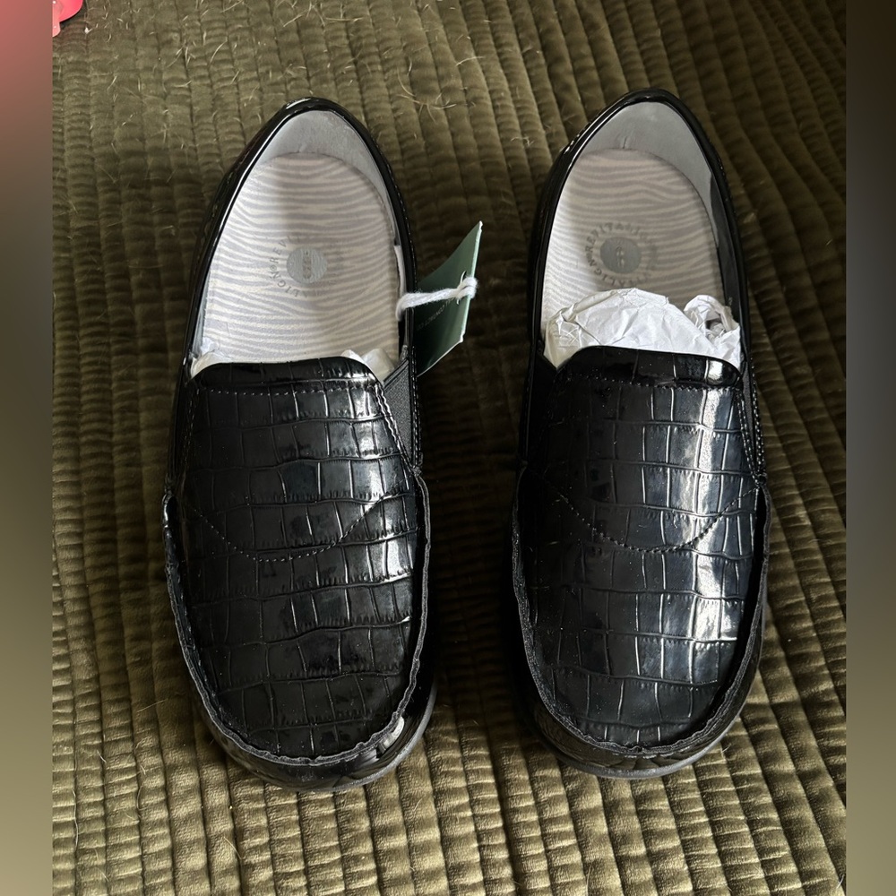 REVITALIGN Black Crocodile Pattern Loafers